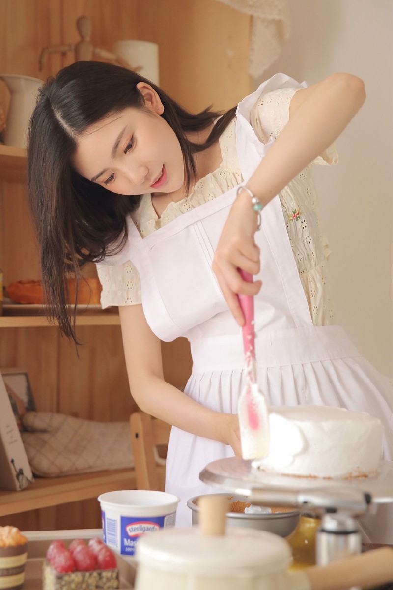 厨房美女白嫩肌肤精致侧颜做蛋糕图片
