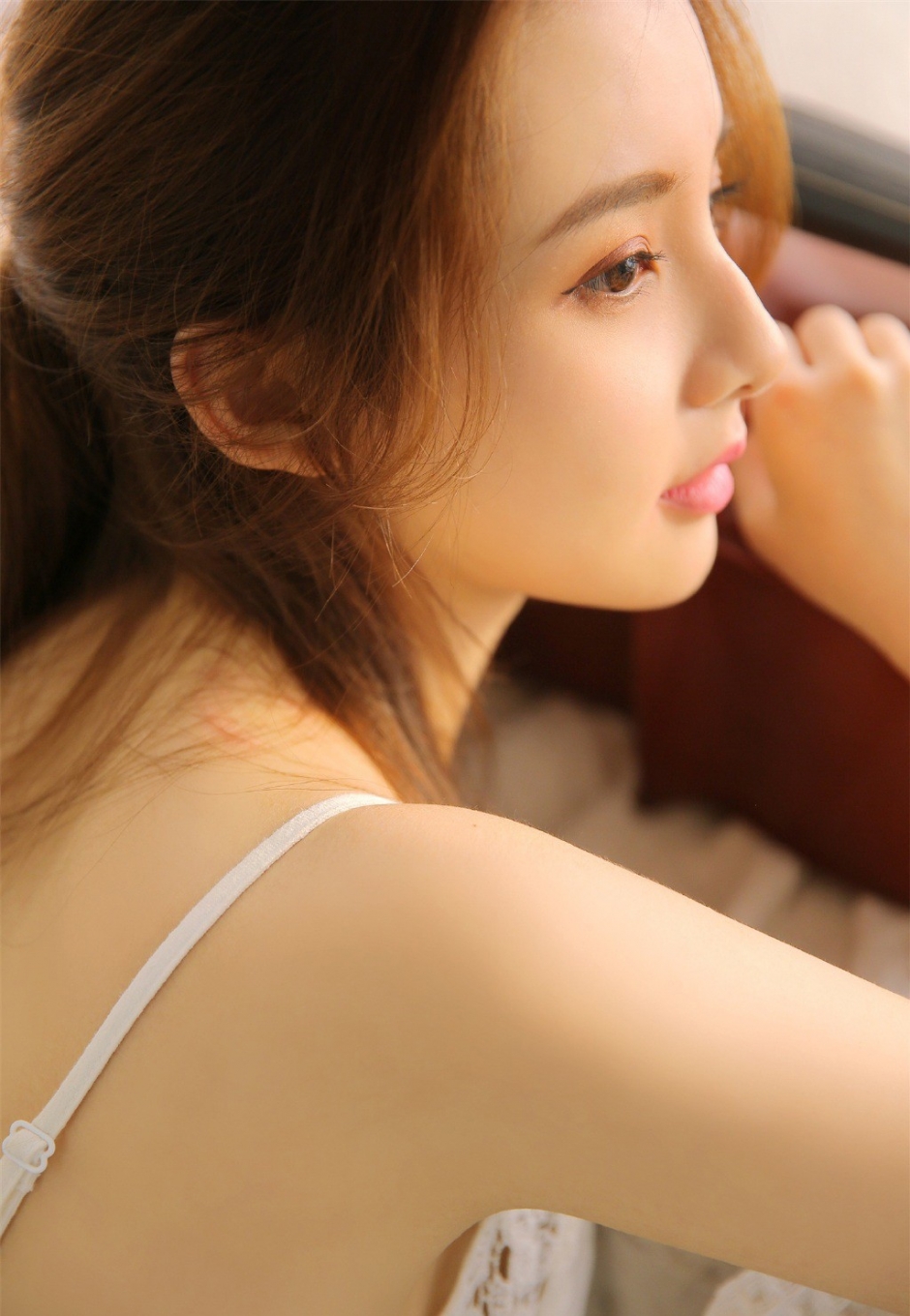 大提琴美少女吊带裙小露香肩锁骨图片