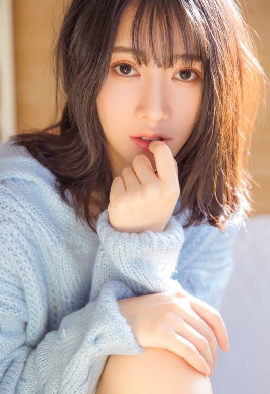 蓬松直刘海美女黑溜溜瞳孔樱桃小红唇满脸胶原蛋白图片