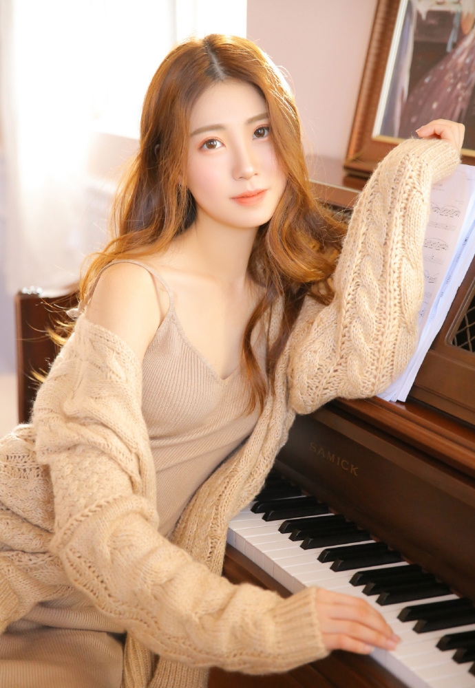 大波浪卷发美女白皙瓜子脸针织吊带裙露光滑牛奶肌图片