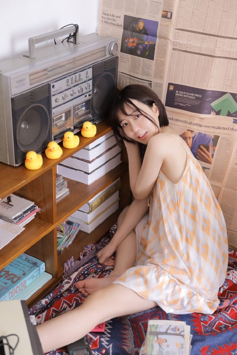 元气美女清爽短发吊带裙秀香肩锁骨调皮搞怪图片