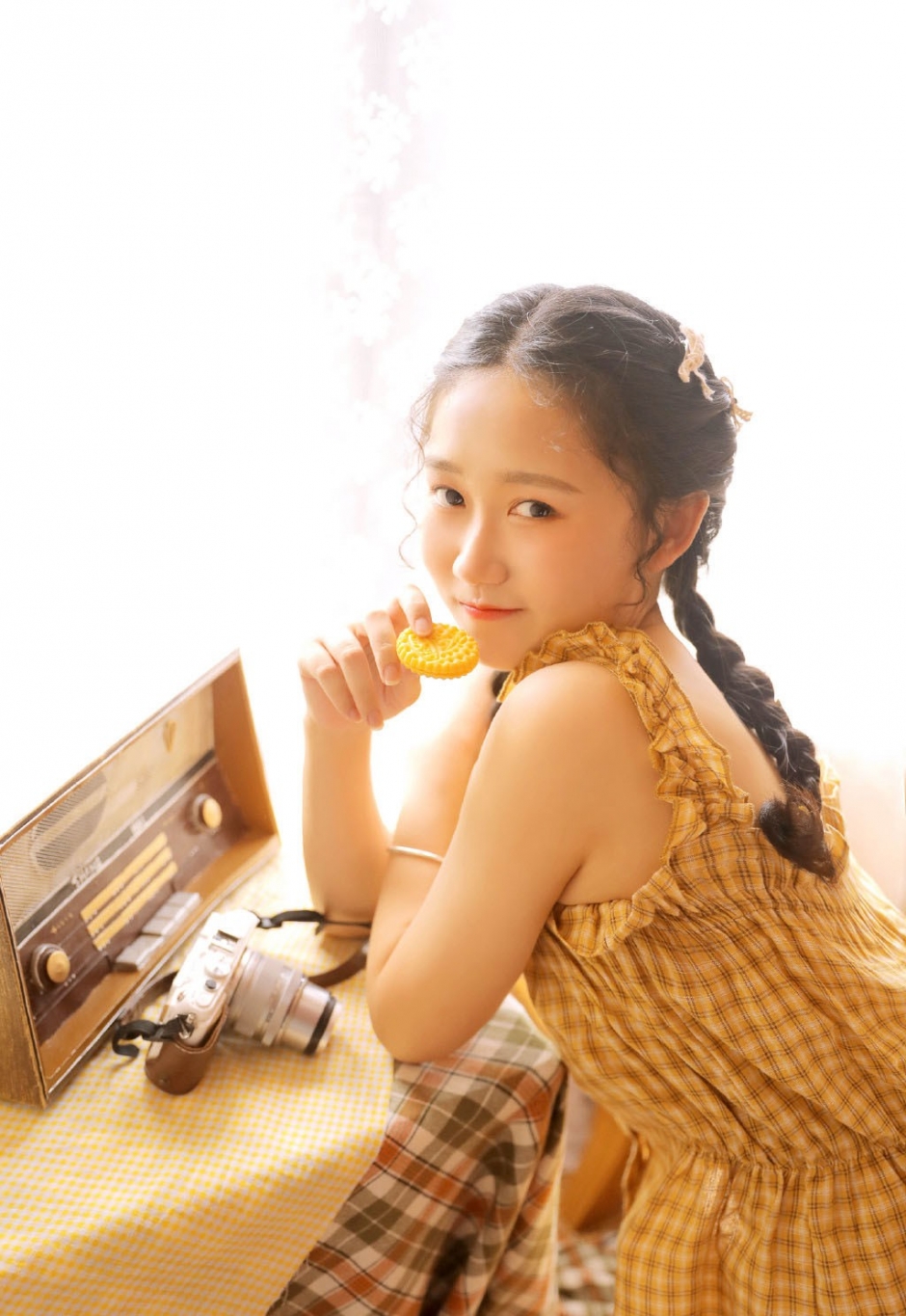 日系萝莉美女吊带香肩白丝袜长腿诱惑撩人姿势图片