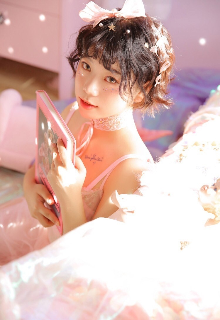 性感吊带美女秀香肩锁骨酥胸诱惑图片