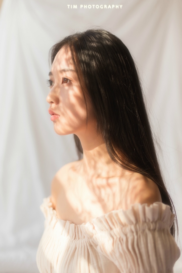 裸肩连衣裙美女黑长直发精致侧颜图片