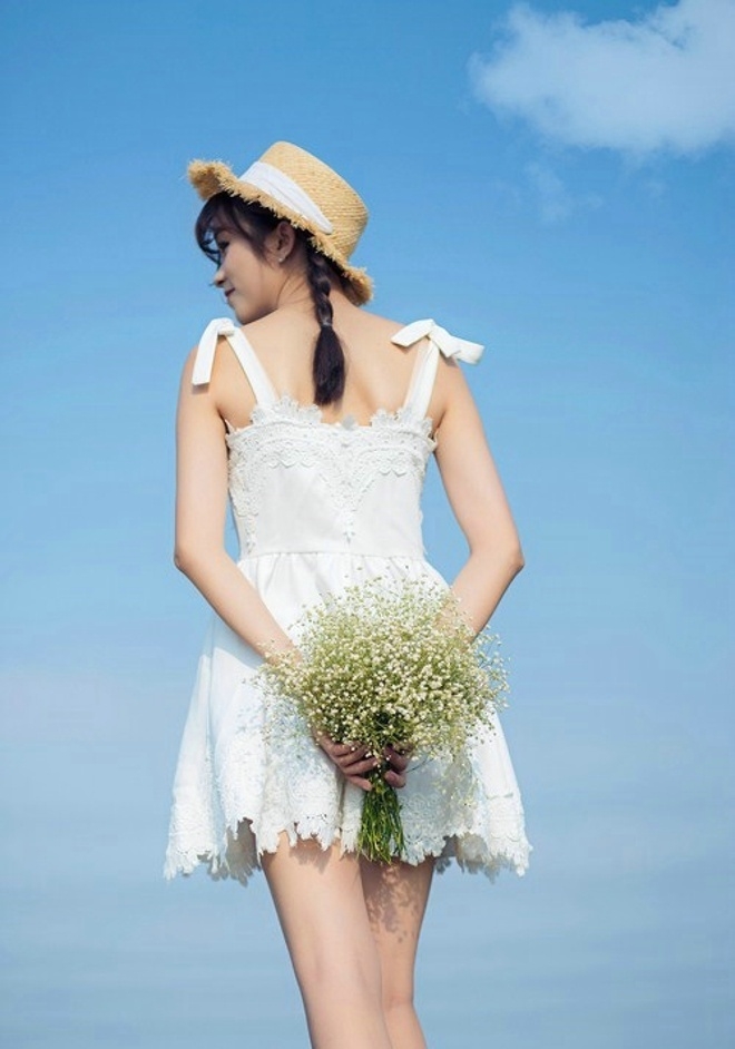 森女系美女头戴草帽手捧满天星唯美图片