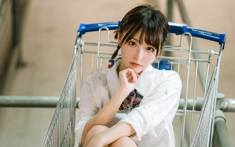 俏皮短发美女学生妹校园制服街拍图片