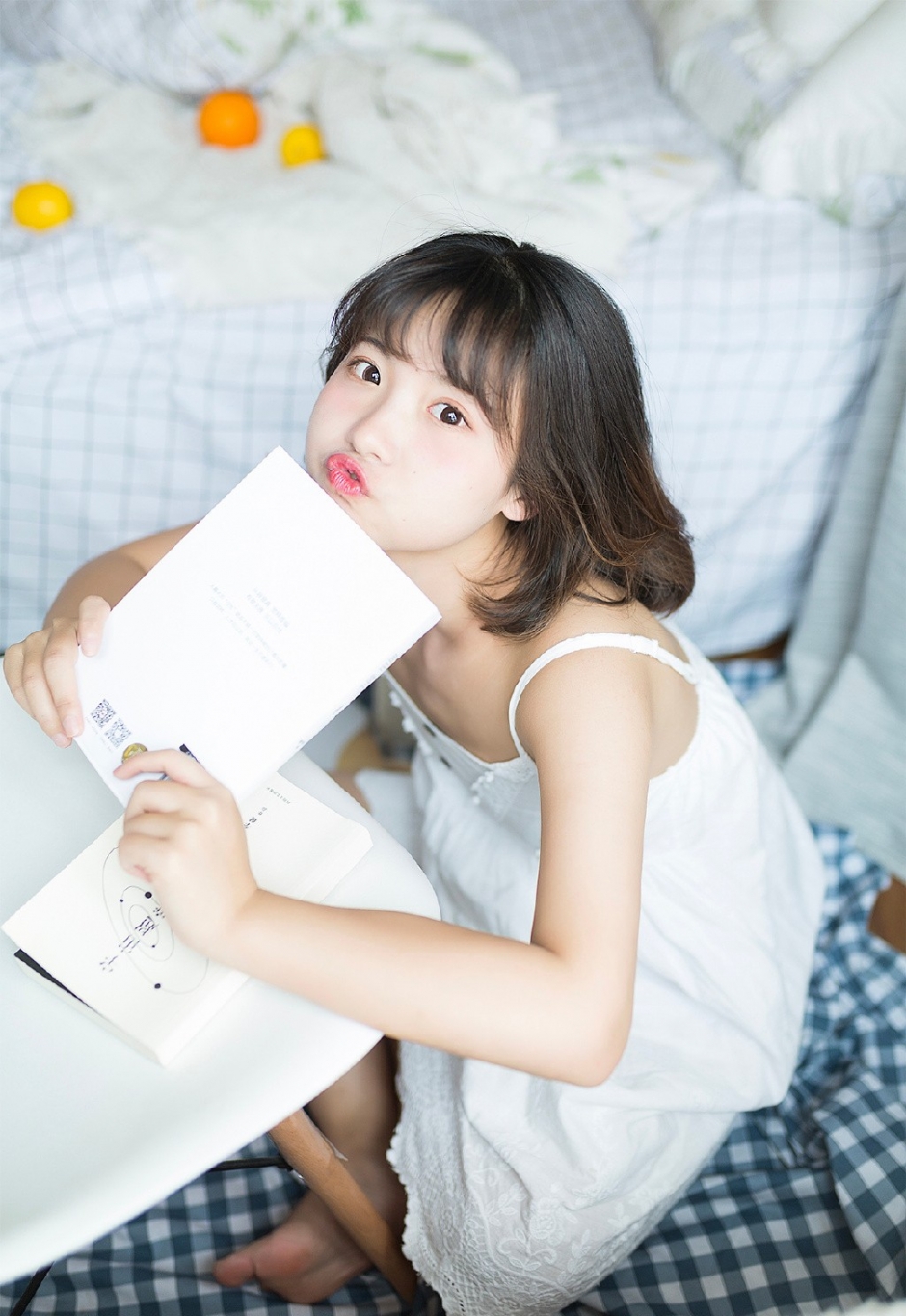 白色运动服美女长相清纯可爱学生头无辜大眼网球场图片