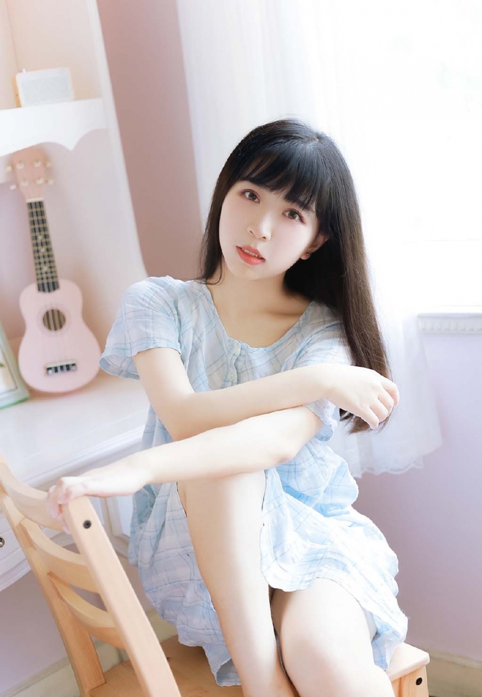 沙发美女蓝色连衣裙露光滑牛奶肌图片