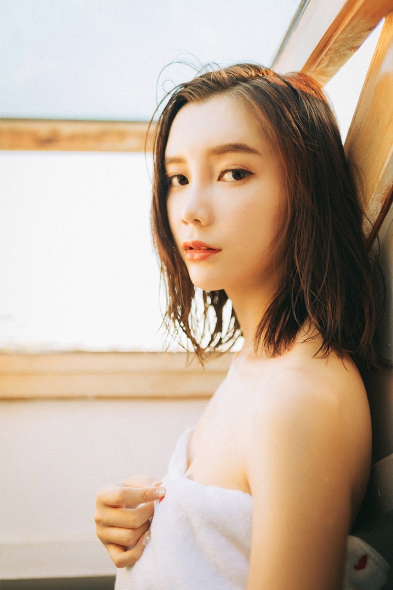 浴室美女深v吊带秀事业线大胆裸背图片