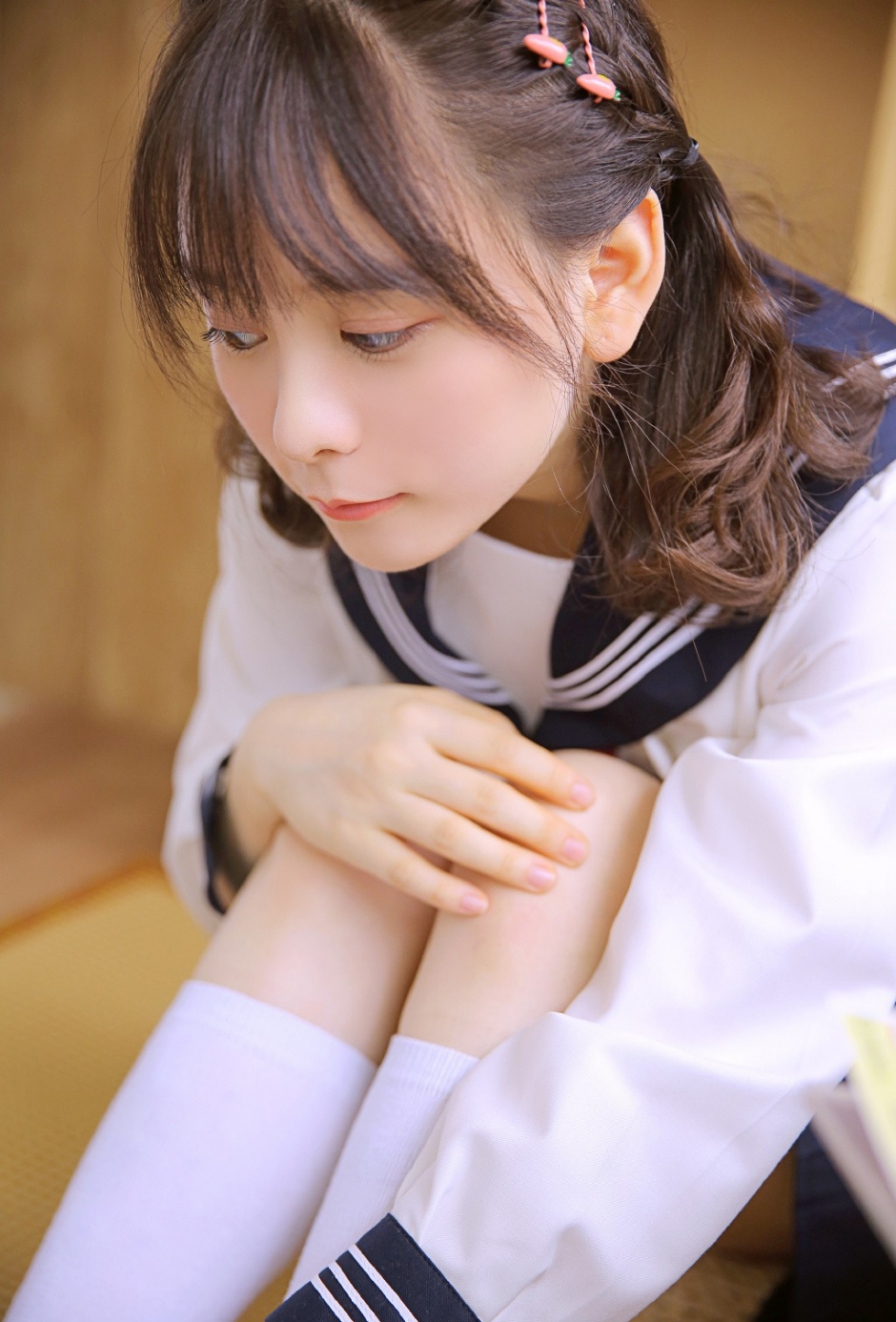 水手制服美女学生大眼小嘴满脸胶原蛋白精致编发图片