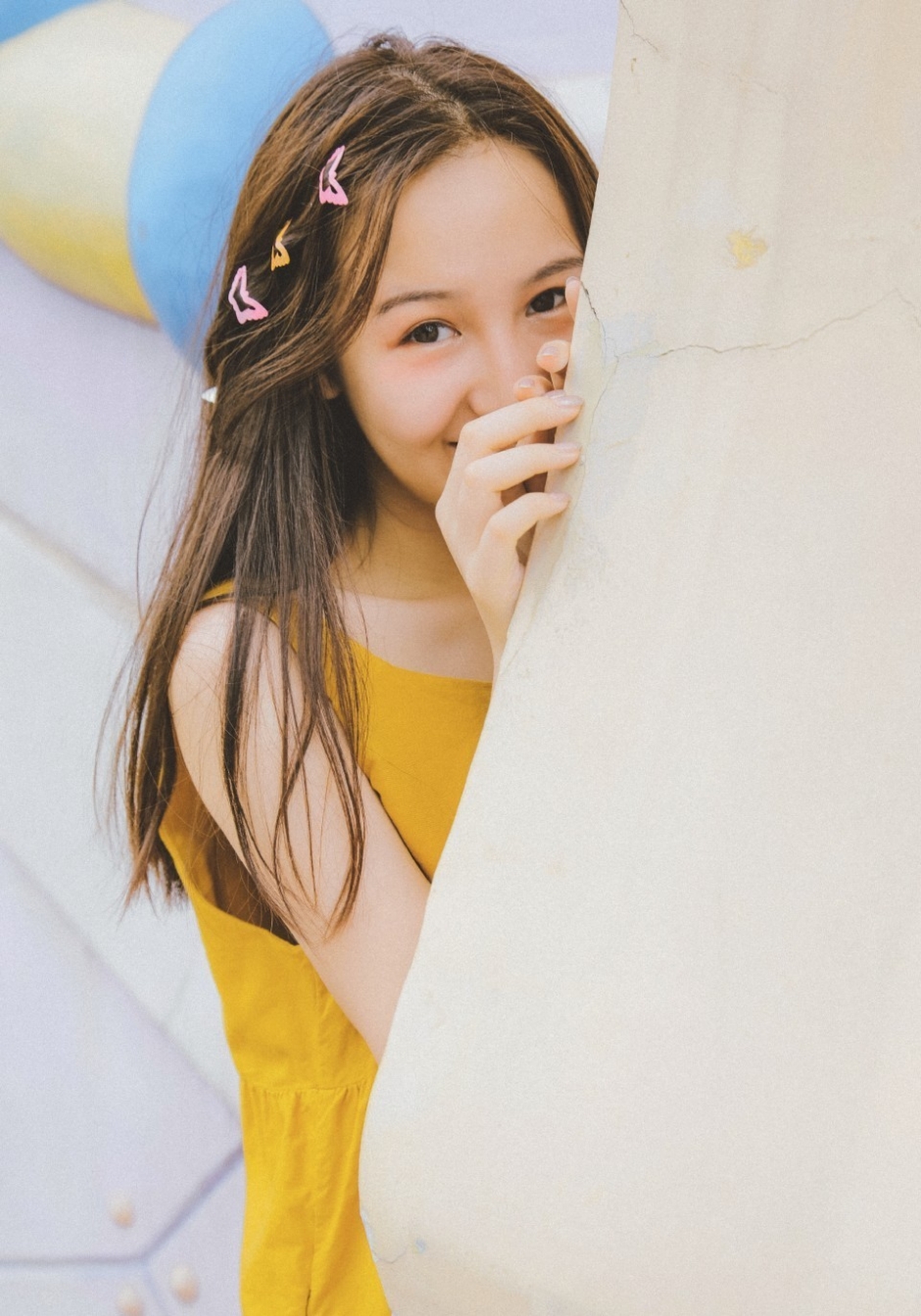 长发美女笑容甜美气质清纯游乐场图片