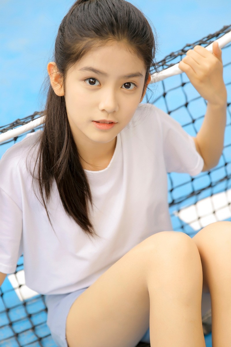 网球美眉高束长马尾稚嫩脸庞白t短裤少女感十足图片