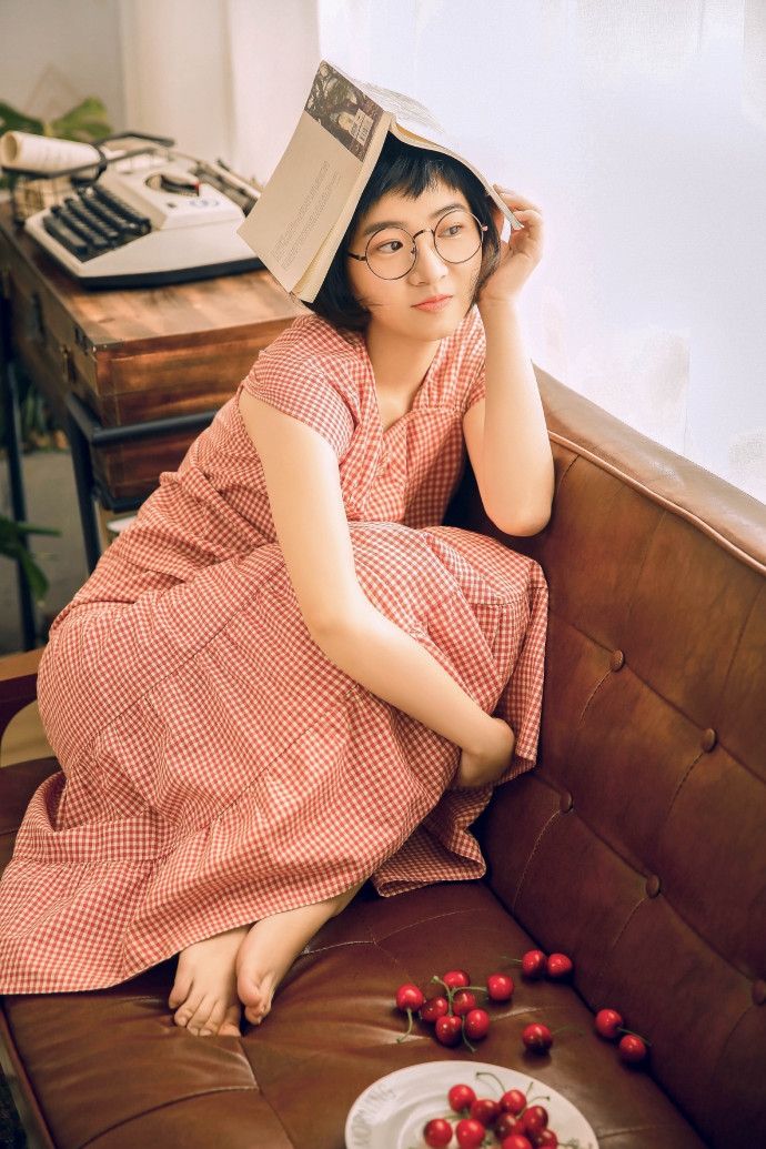 清纯眼镜妹红色连衣裙狗啃式短发图片