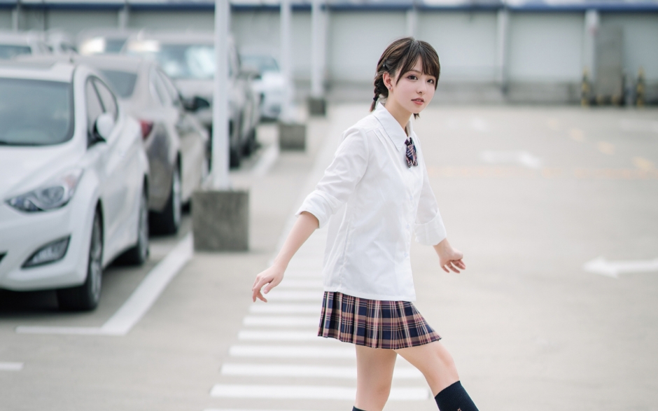 俏皮短发美女学生妹校园制服街拍图片