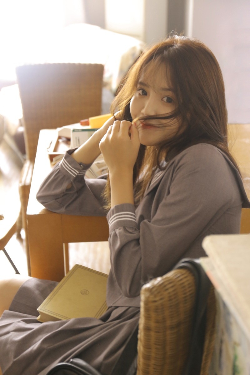 学院风制服美女精致小v脸蓬松秀发图片