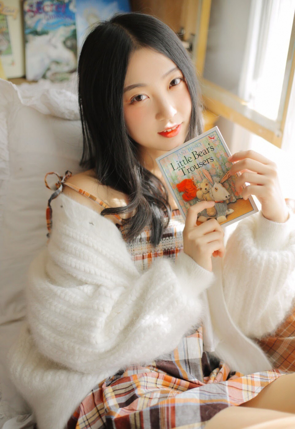 居家美女粉嫩圆脸唇红齿白半露香肩撩人图片