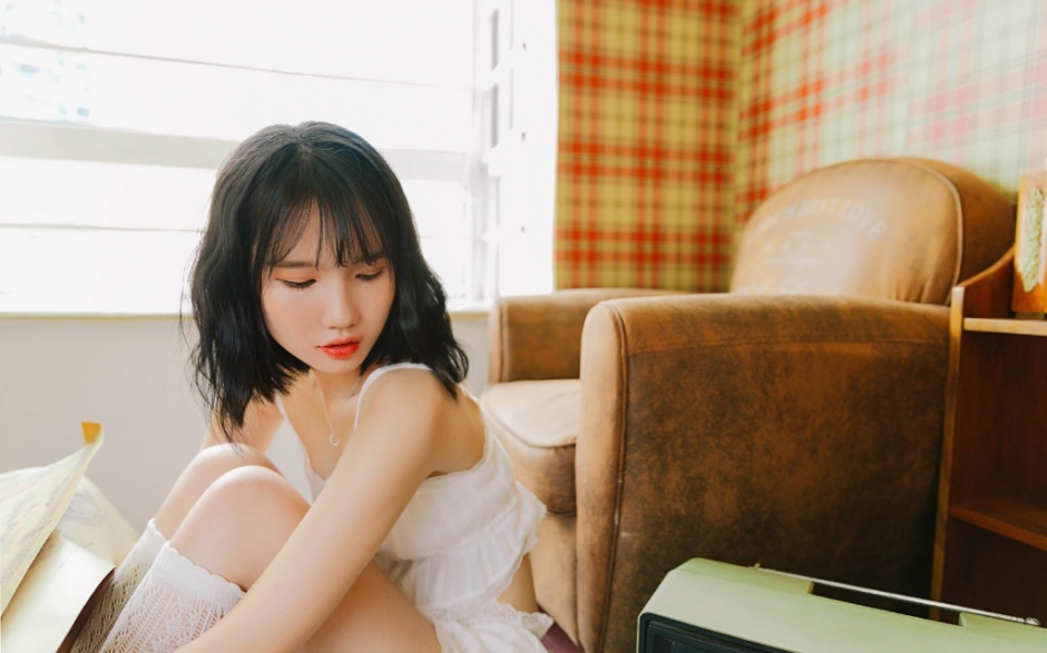 白丝长腿包子脸美女微卷短发吊带超短裤露白嫩瓷肌图片