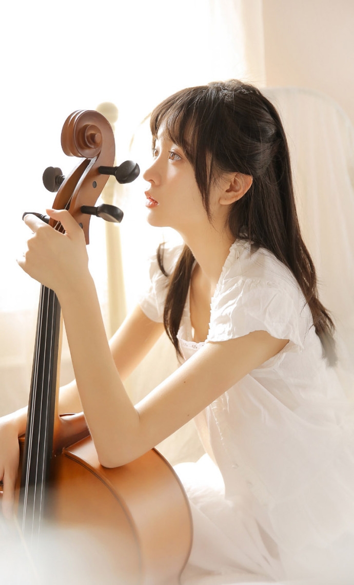 大提琴美女白色长裙黑溜溜大眼白皙脸蛋忧郁气质图片