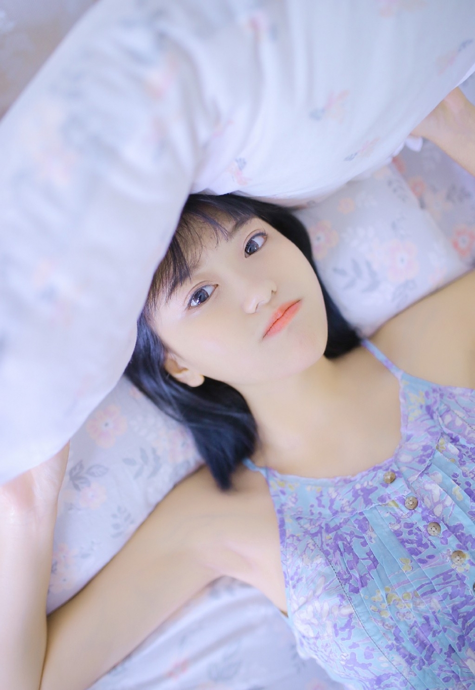 包子脸少女眉清目秀碎花吊带白色短裤细胳膊小腿图片