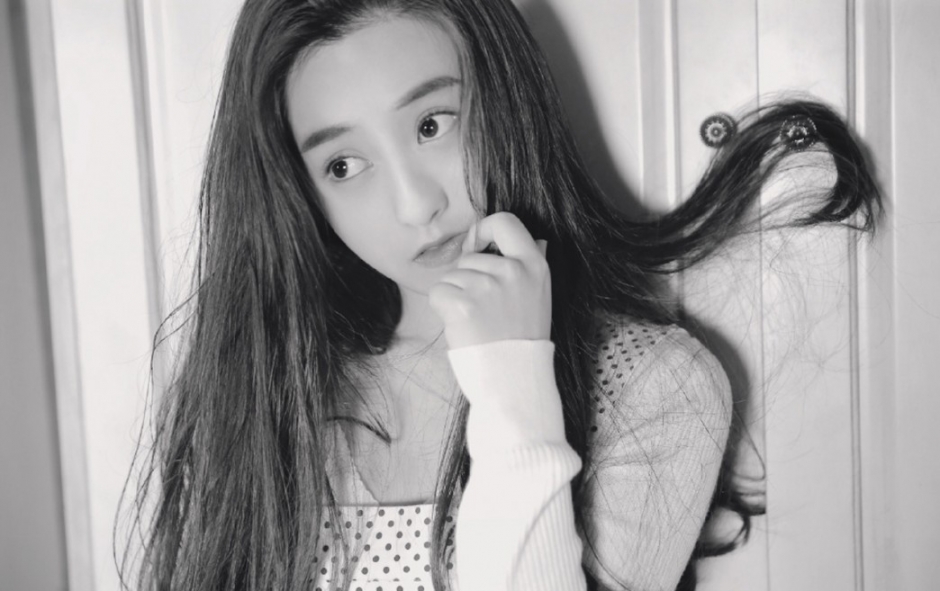 薄嘴唇杏仁眼氧气美女柔顺直发零瑕疵毛孔皮肤细腻图片