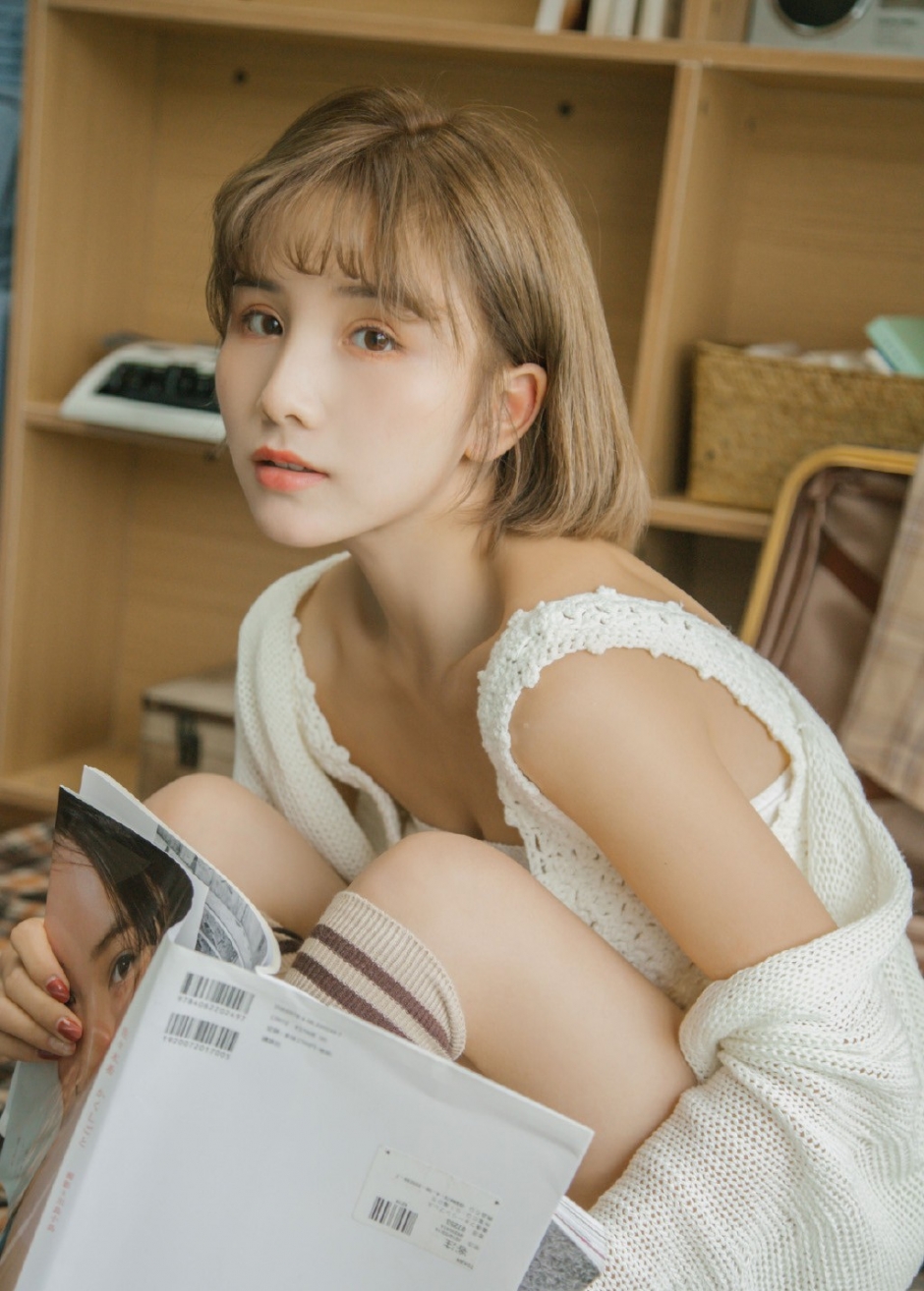 精致瓜子脸美女半露香肩修长美腿图片