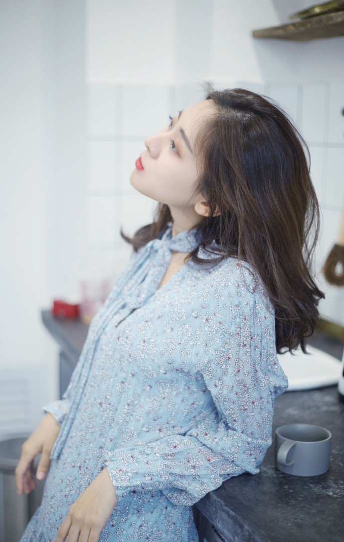 碎花连衣裙美女漂亮脸蛋微卷秀发图片