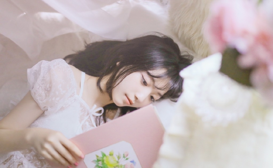 头戴花环美女皮肤水嫩黄色连衣裙露牛奶肌斜眼沉思图片