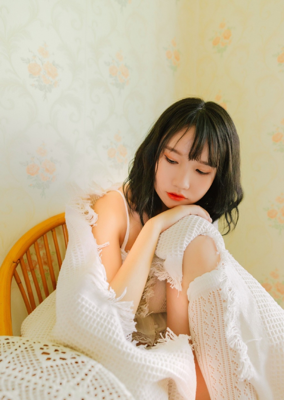 白丝长腿包子脸美女微卷短发吊带超短裤露白嫩瓷肌图片