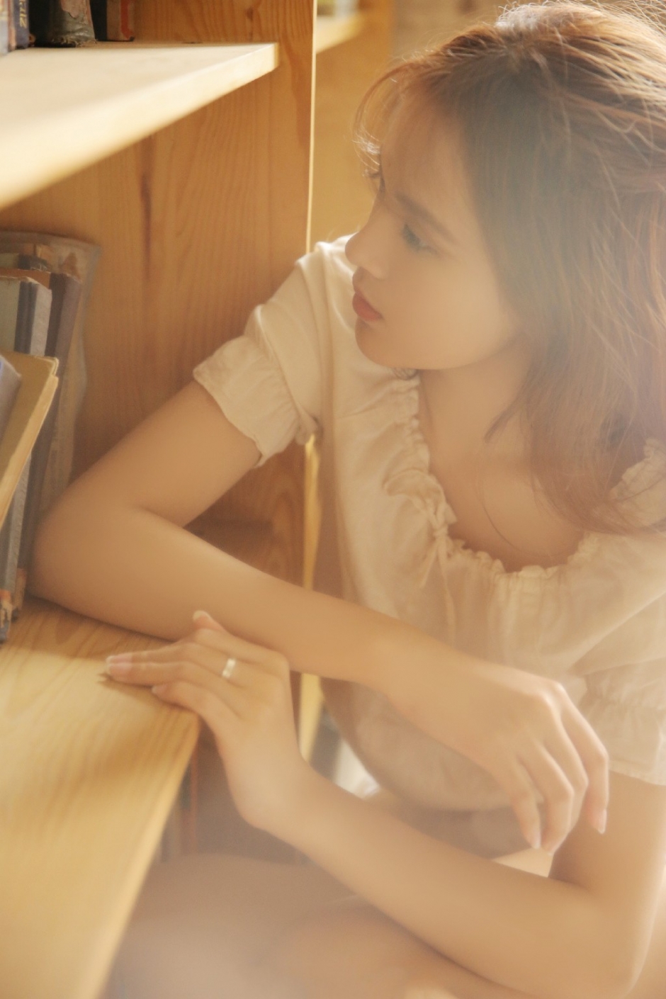 元气美少女纯白连衣裙暖棕色秀发展白瓷肌肤吹弹可破图片