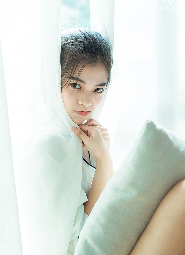 可爱睡衣美女秀修长美腿表情搞怪图片