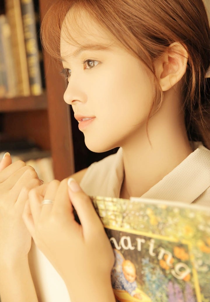 元气美少女纯白连衣裙暖棕色秀发展白瓷肌肤吹弹可破图片