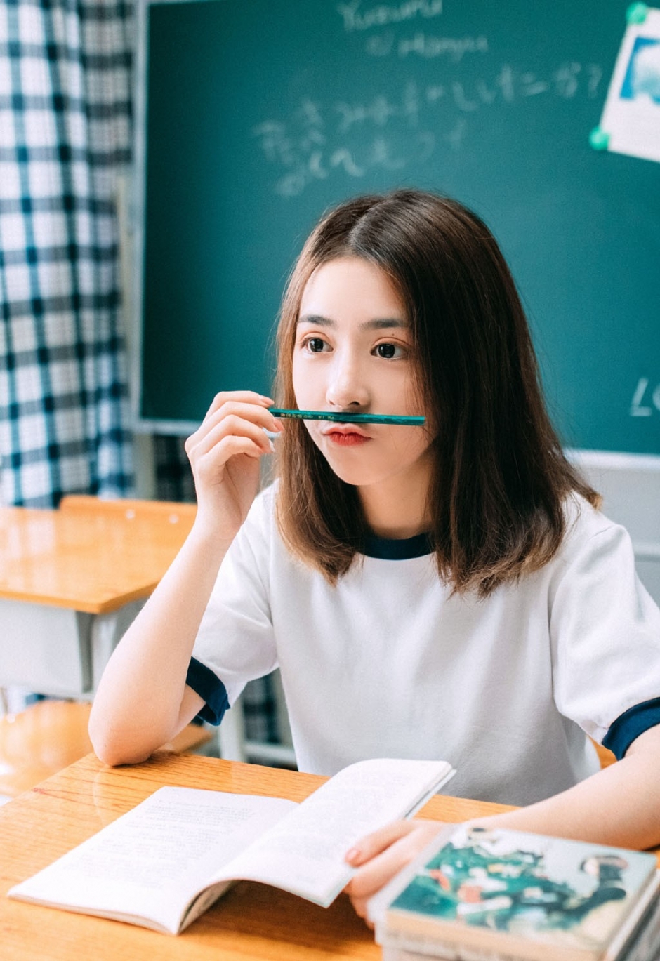 运动服美女学生诱人白丝长腿教室图片