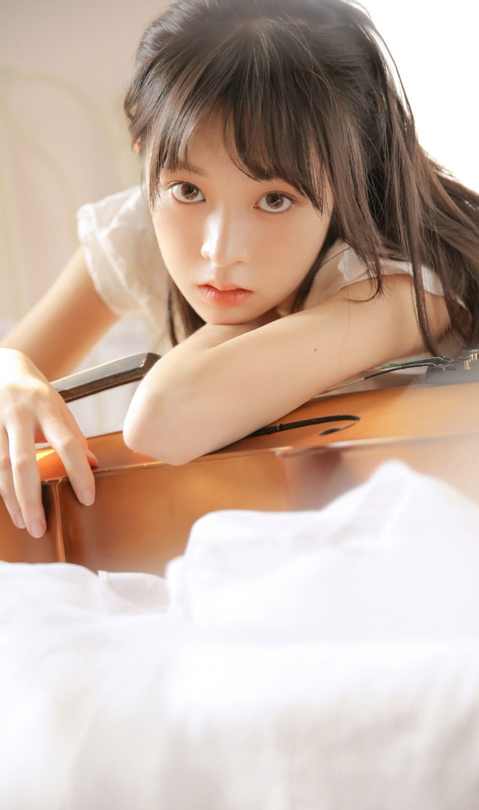 大提琴美女白色长裙黑溜溜大眼白皙脸蛋忧郁气质图片