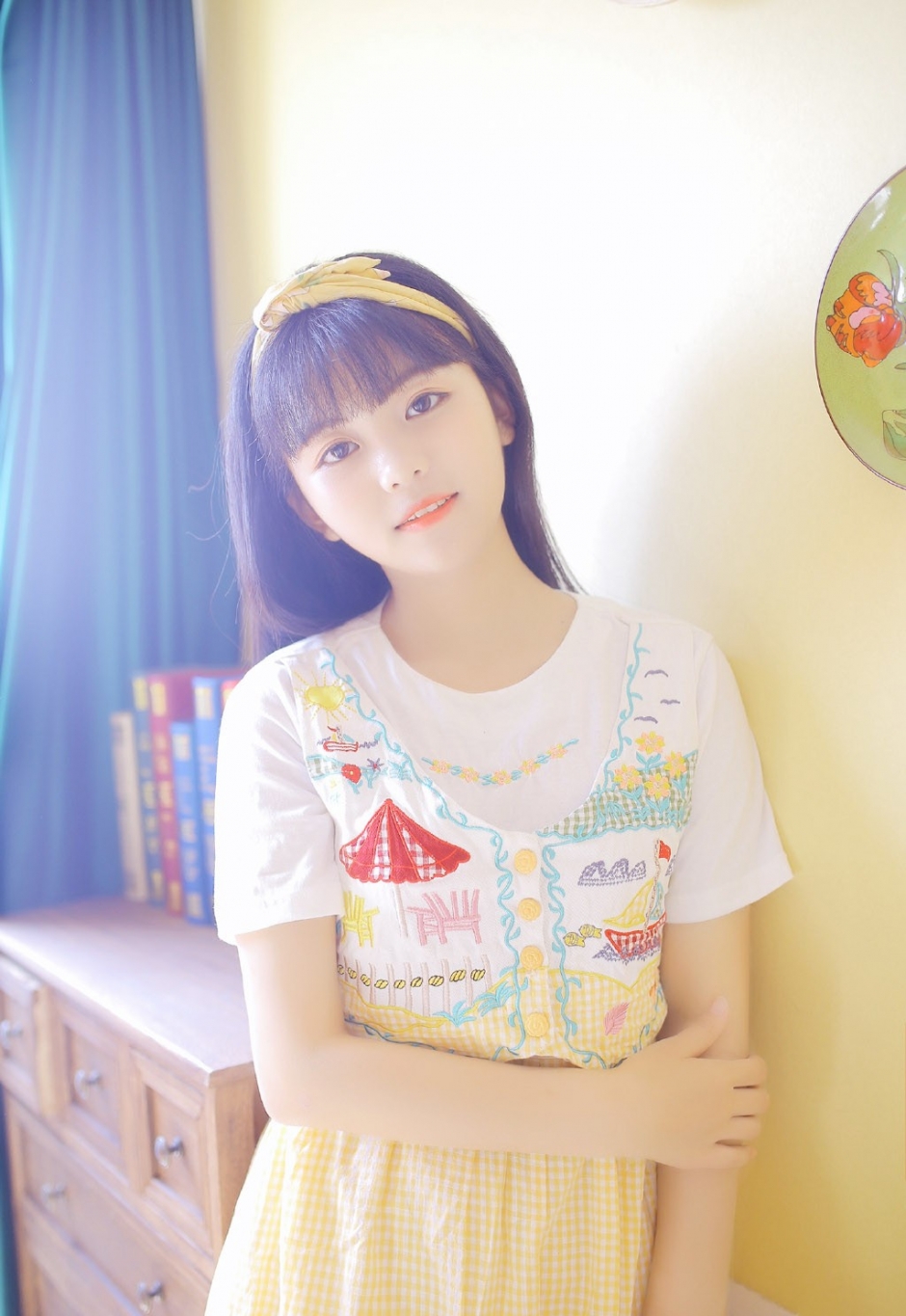 直刘海丸子头萌妹子挂脖格子衫浓眉大眼饱满苹果肌图片