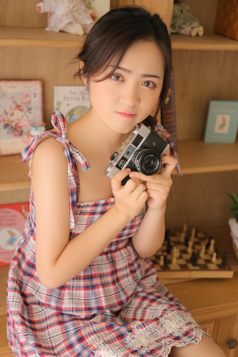 萝莉美女吊带裙细胳膊小腿嘟嘴卖萌图片