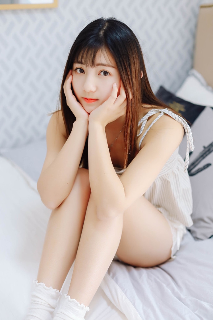 可爱mm吊带短裤露粉肩玉腿私房搞怪图片