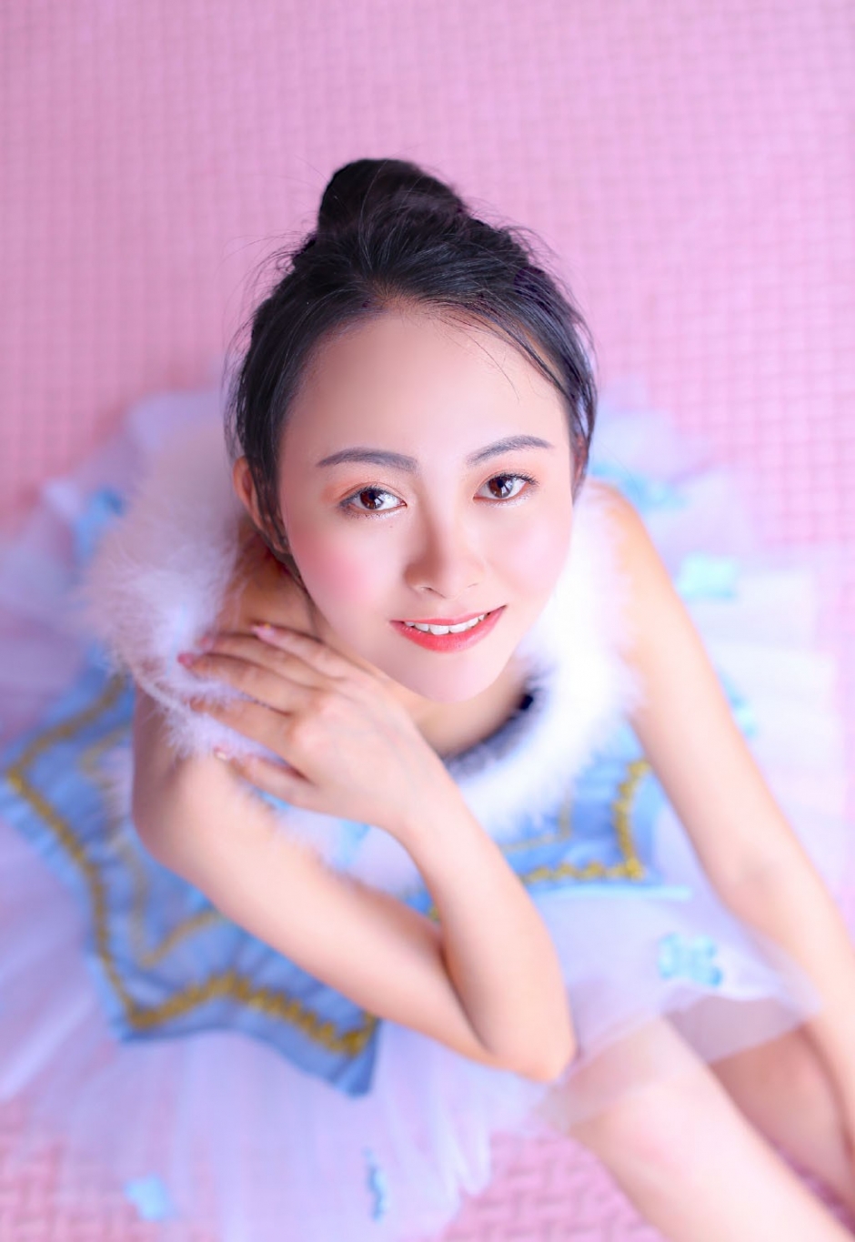 芭蕾舞美女高扎丸子头脸蛋白里透红修长美腿图片