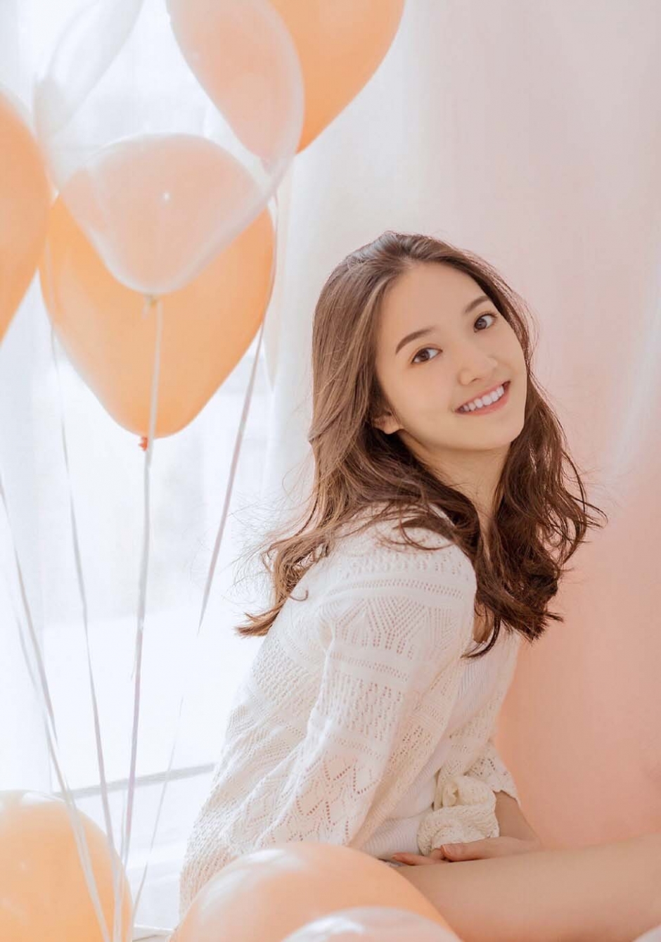 长发披肩美女露齿大笑吊带短裤秀骨感身材打电话图片