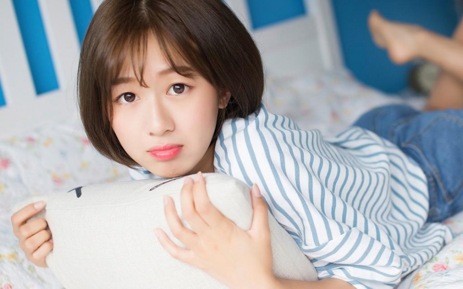 清纯短发美女撩人长腿露齿甜笑居家图片