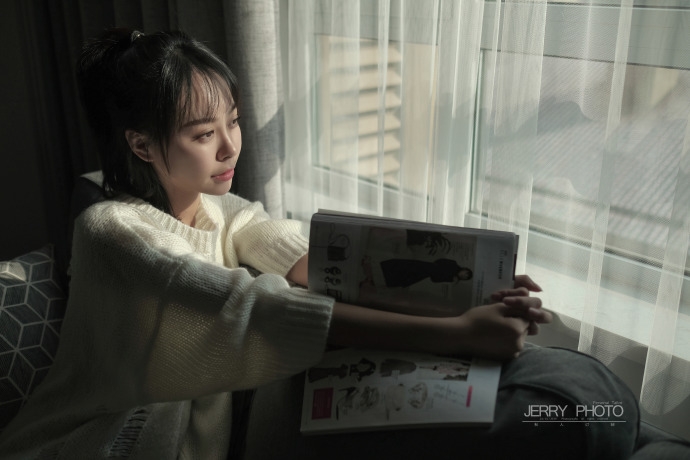 红唇美女姜迪白色毛衣裙露修长美腿图片