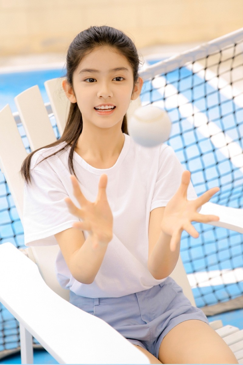 网球美眉高束长马尾稚嫩脸庞白t短裤少女感十足图片