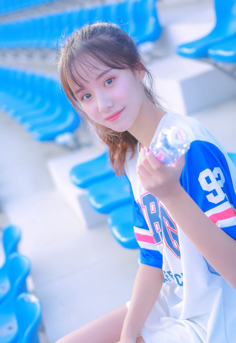 运动服美女高束马尾修长美腿户外图片