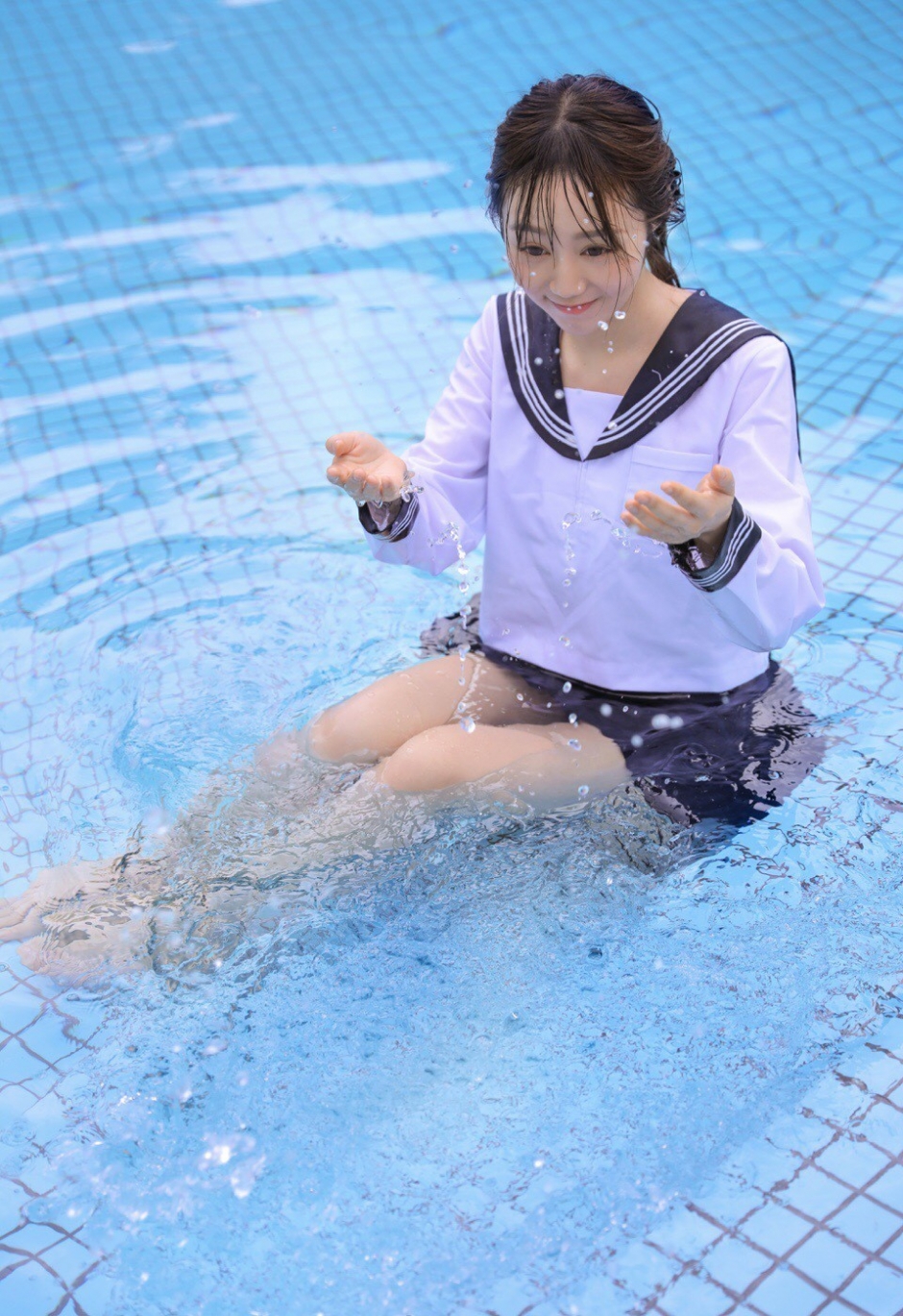 小清新制服美女校花泳池湿身诱惑图片