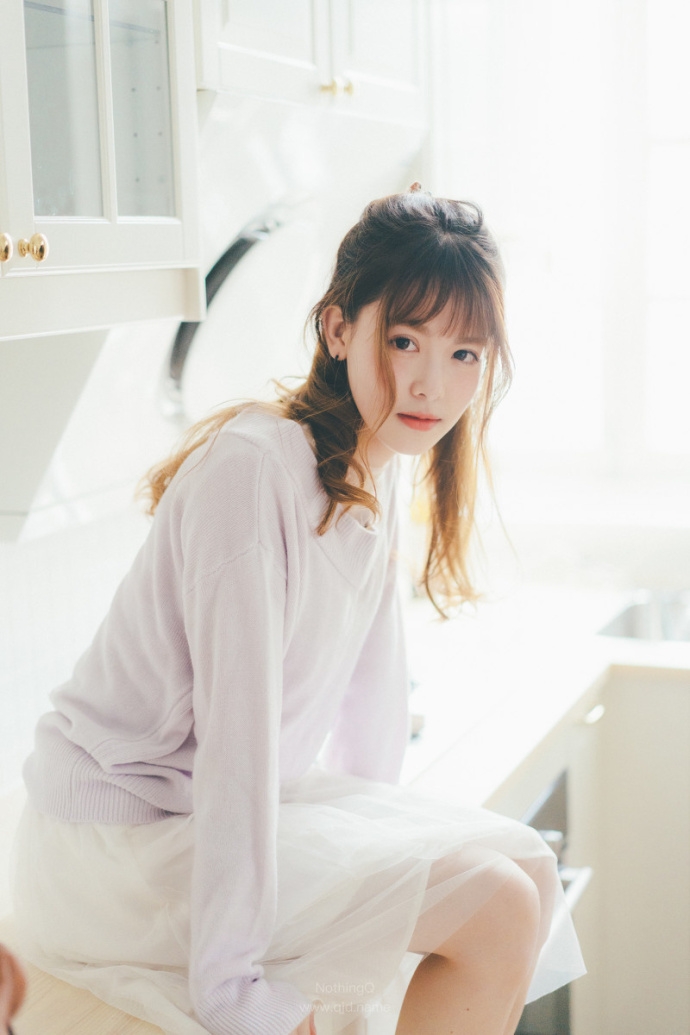 微卷长发美女脸蛋白里透红吐舌卖萌图片