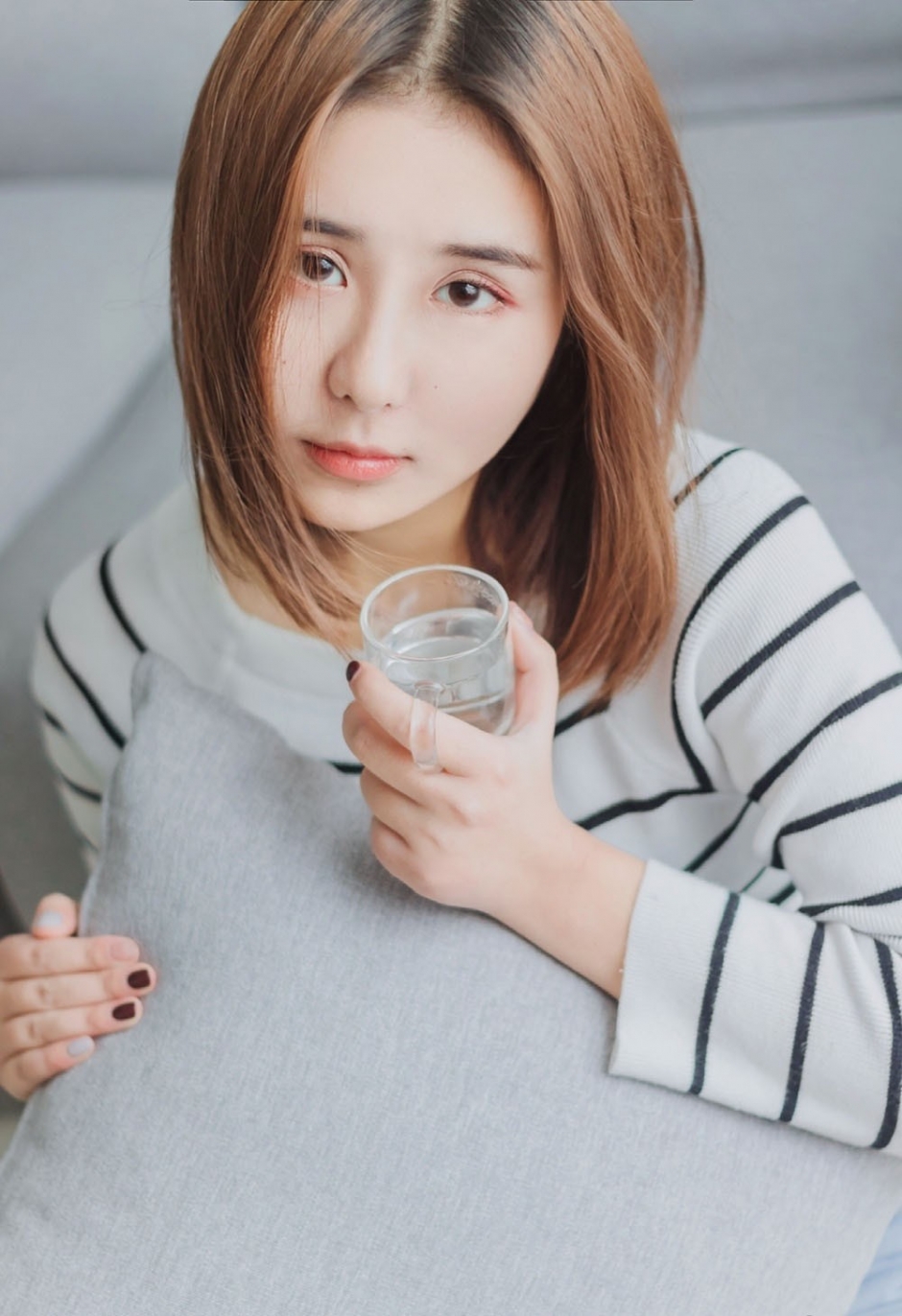 素颜美女牛仔热裤秀白嫩美腿私房图片