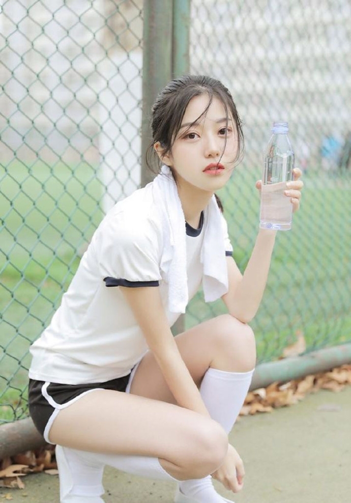 运动服美女高束马尾诱人白丝长腿图片