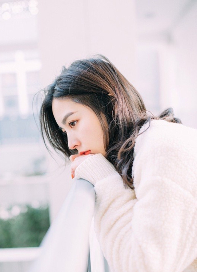 牛仔裤美女飘逸卷发精致侧颜唯美图片