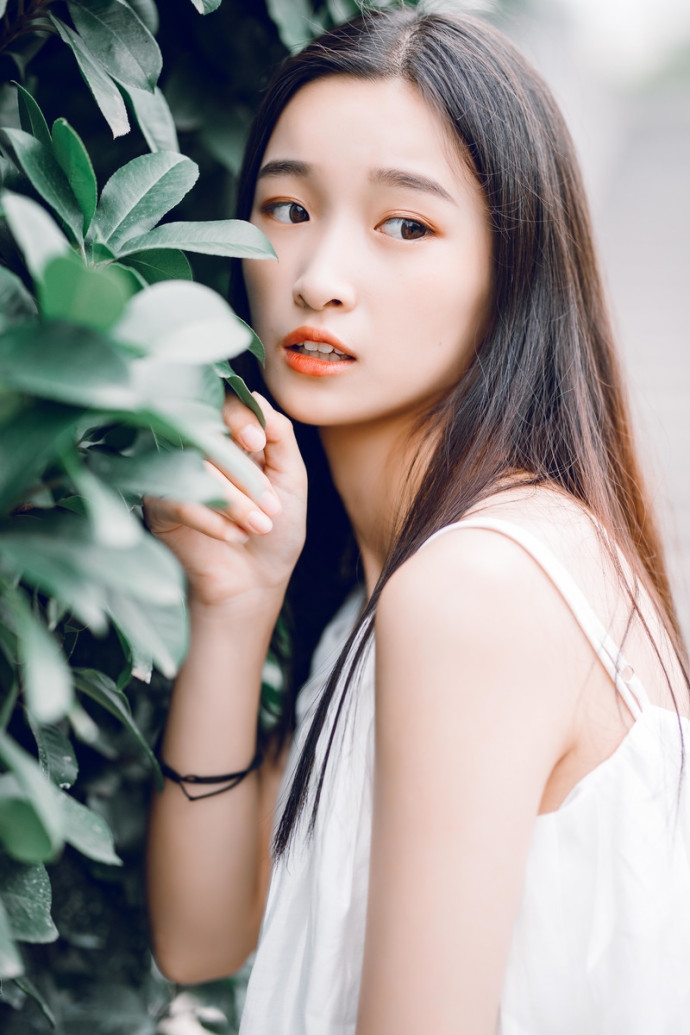 牛仔裤美女吊带衫露白嫩天鹅颈头戴编织帽露齿甜笑图片