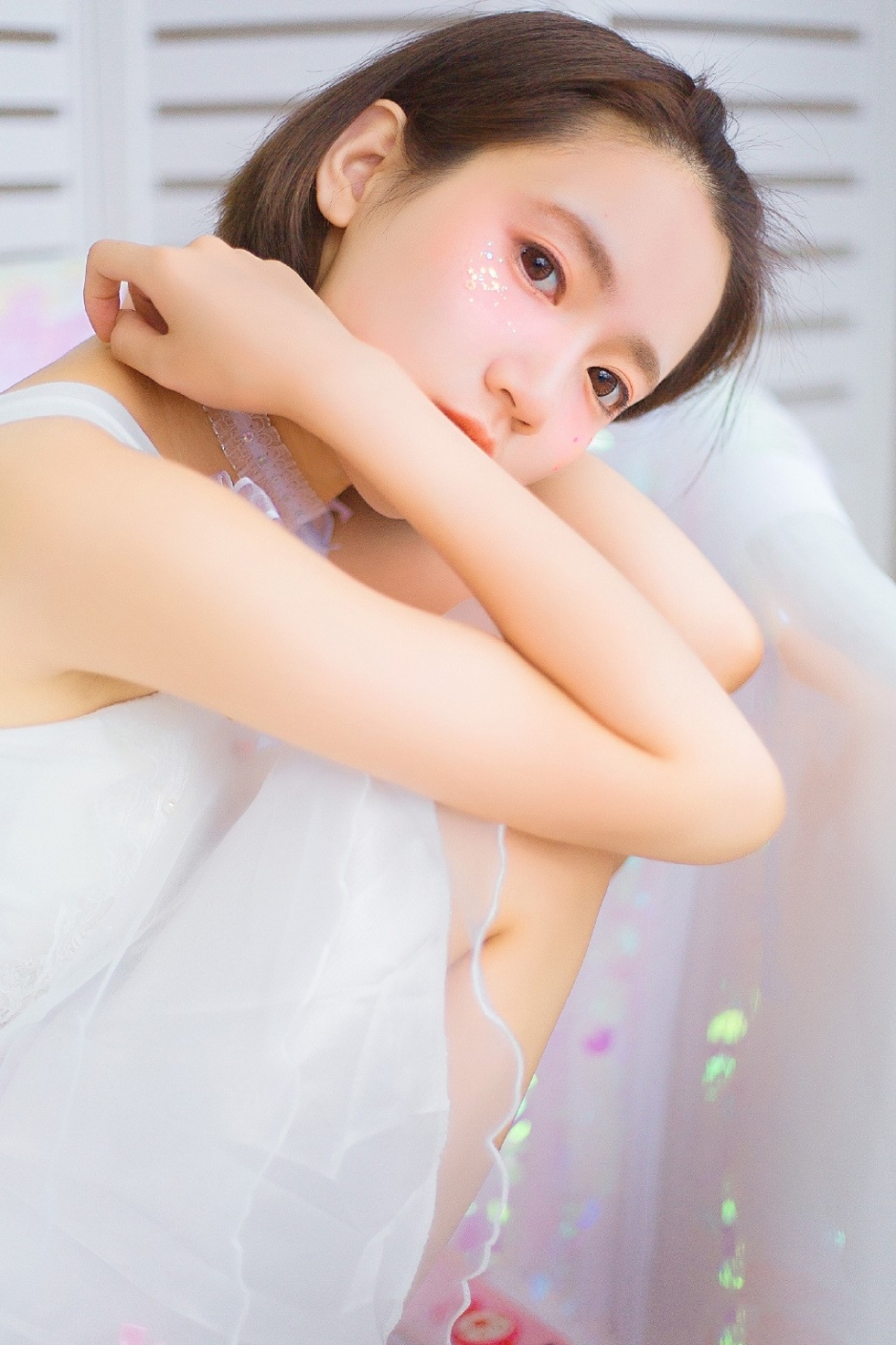 饱满苹果饥俏皮短发小女生蓬蓬白纱裙脸颊白里透红图片