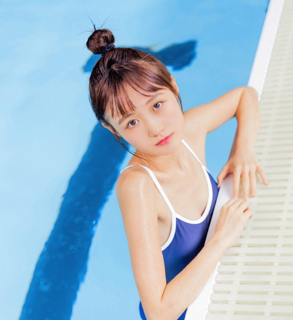 丸子头泳衣美女笑容满面清瘦身材湿身大秀牛奶肌图片